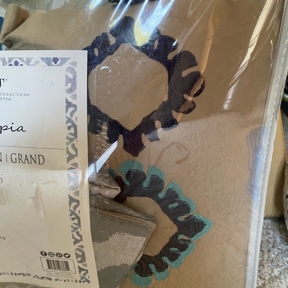 Utopia Queen Comforter set - Picture 3 of 3